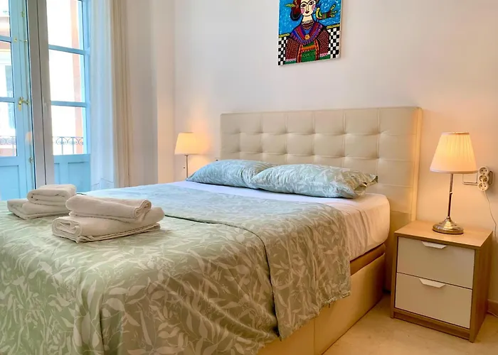 Charming Flat At Historic Centre & Short Walk To Beach