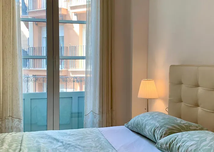 Charming Flat At Historic Centre & Short Walk To Beach
