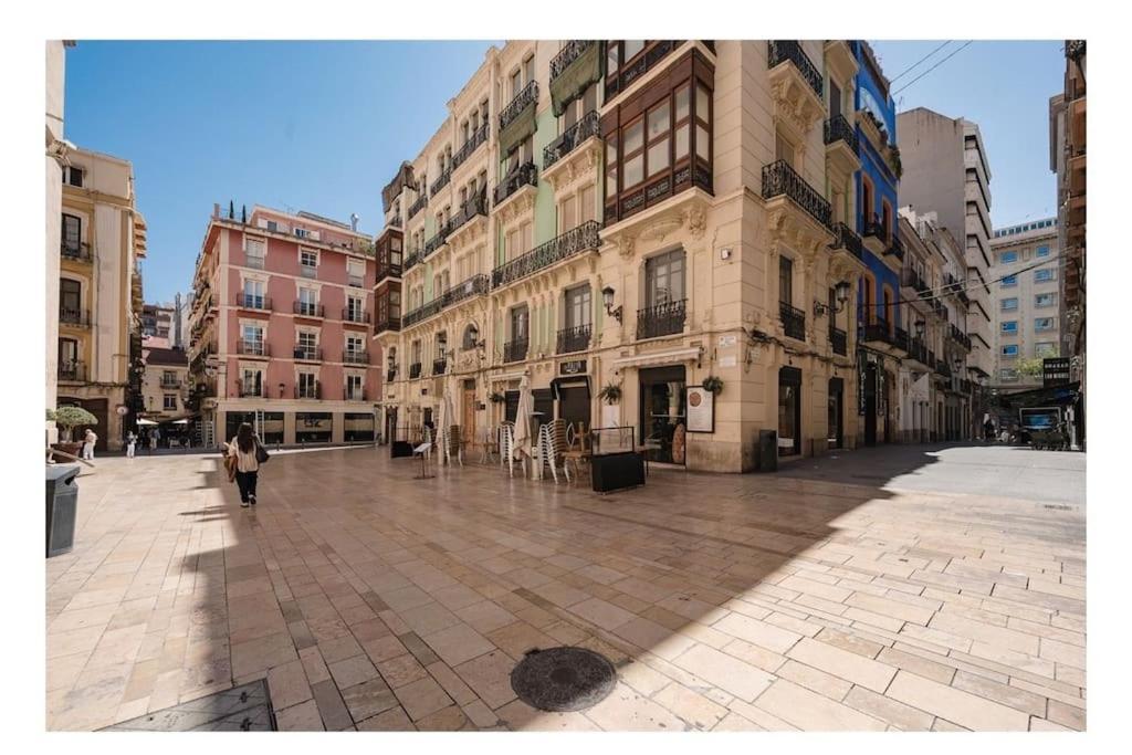 Charming Flat At Historic Centre & Short Walk To *